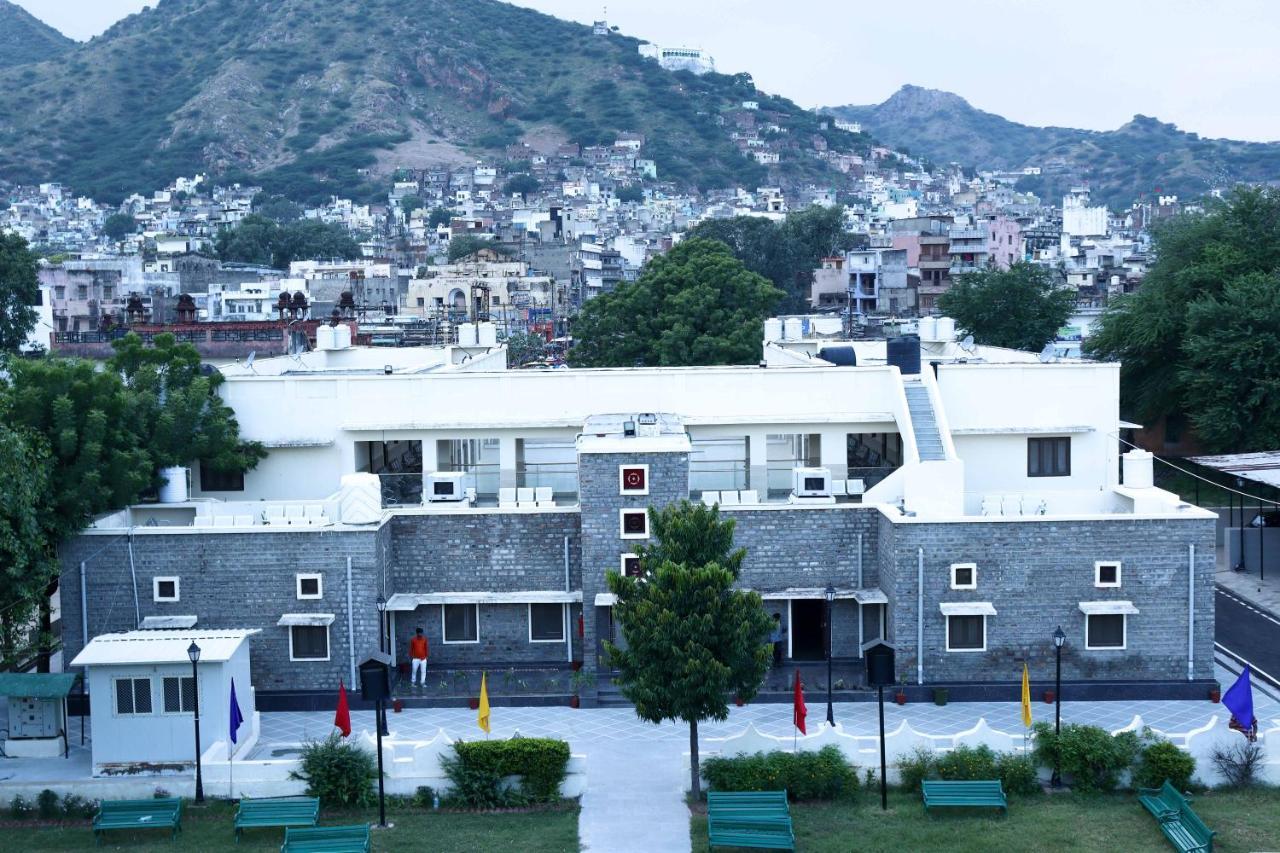 Hotel King Edward Memorial 50 Mtrs From Railway Station Ajmer Exterior foto